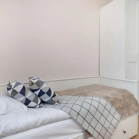 Spacious With A Large Balcony & 3 Bedrooms By Renters