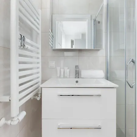 Spacious With A Large Balcony & 3 Bedrooms By Renters Apartmán